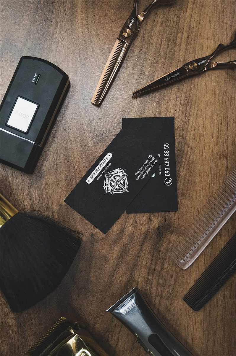 Інструменти та візитки Barber Brothers